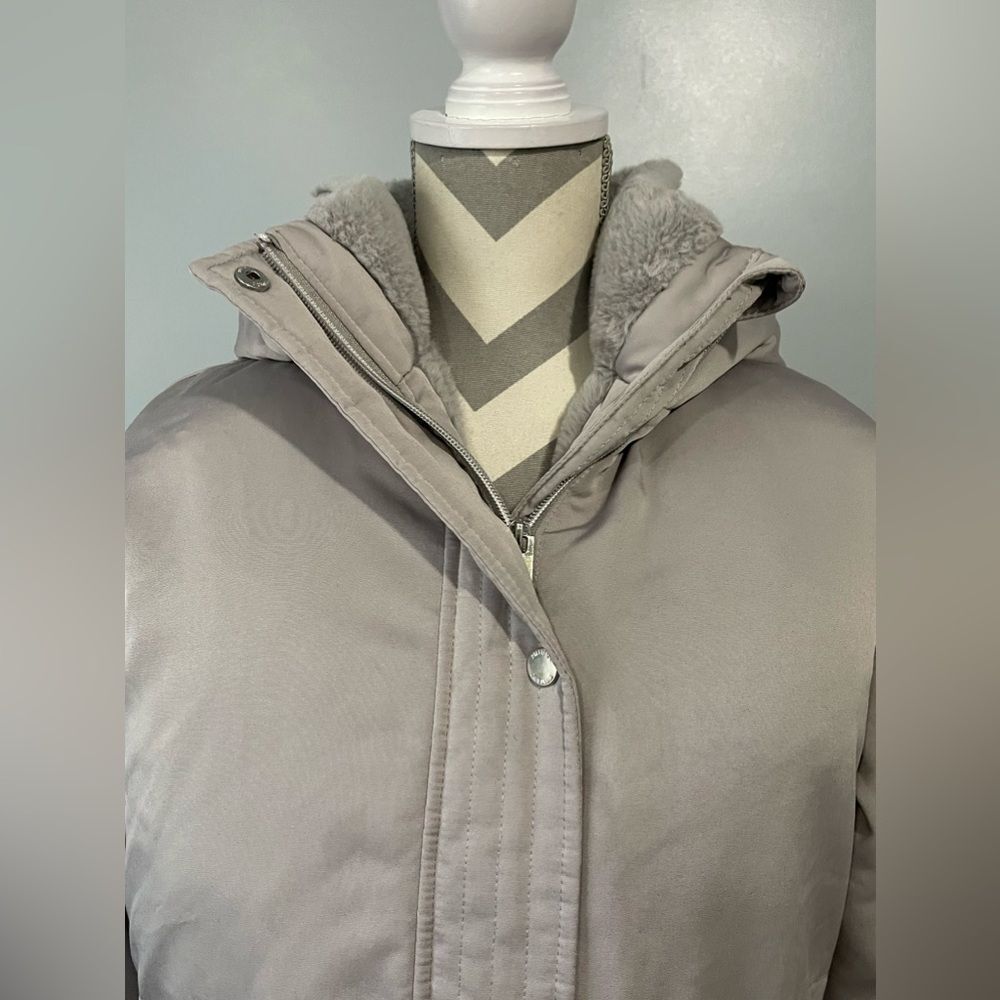 Hollister Women’s Parka - Picture 2 of 16